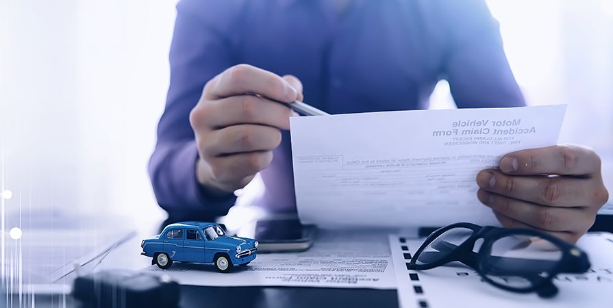Imagen de The Insurance Agent Signs A Document. Car Insurance Policy. Auto