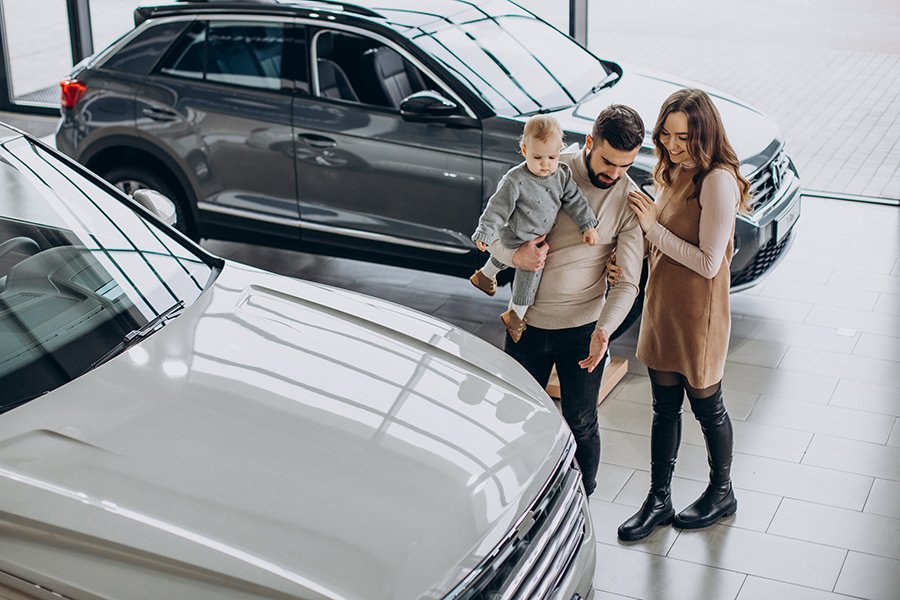 Family With Toddler Girl Choosing A Car In A Car Showroom Imagen de Family With Toddler Girl Choosing A Car In A Car Showroom
