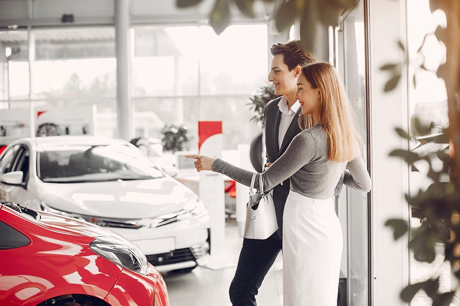 Elegant Couple In A Car Salon Imagen de Elegant Couple In A Car Salon